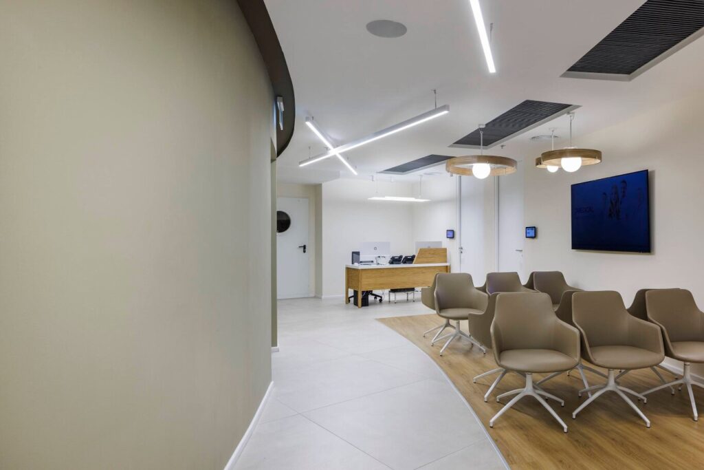 אזור המתנה במרפאת JMEDICAL עם רמקולי תקרה