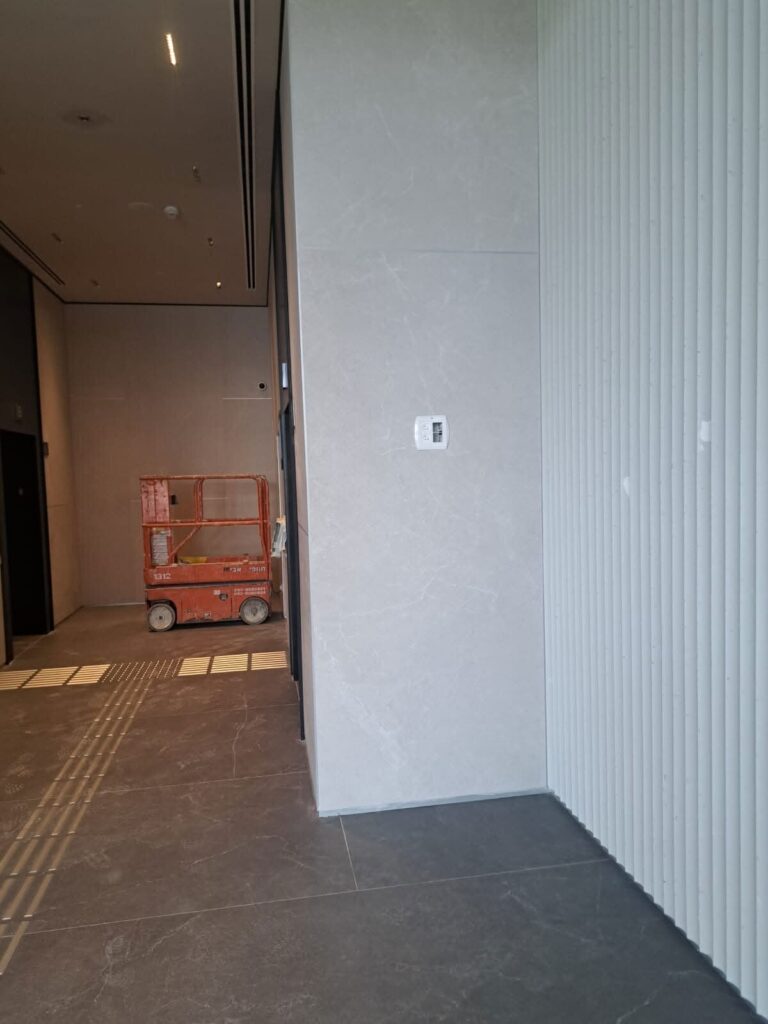 הקיר לפני התקנת המסך עם נקודת החשמל והתקשורת