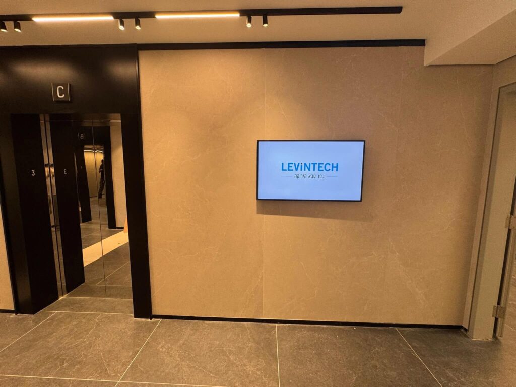 לוינשטין LEVINTECH — שילוט דיגיטלי לבניין משרדים