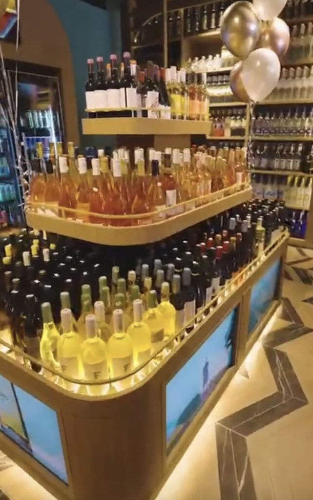 פאנקו PANECO אילת — 13 מסכים שתולים בנגרות
